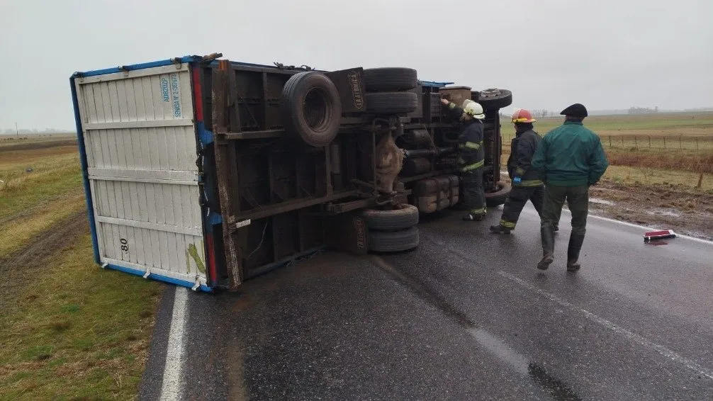 Volcó un camión cargado de frutas y verduras en la Ruta Nacional 205